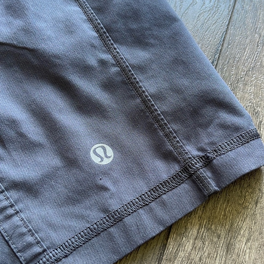 Lululemon In Flux Crop size 8
Slate